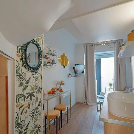 Emerald Oasis Close To Fashionable Le Marais